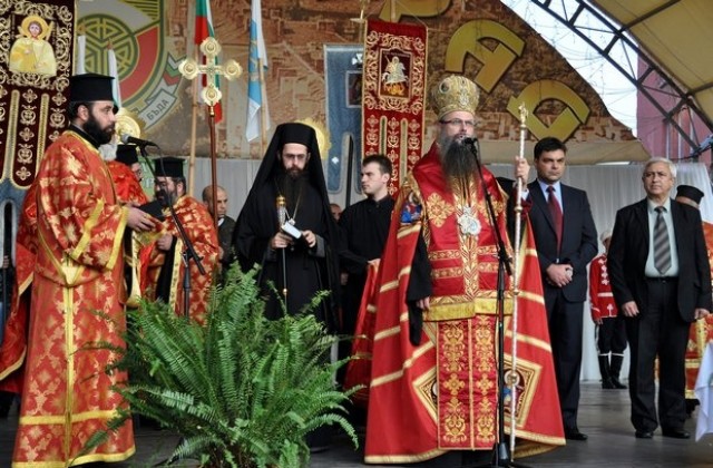 В навечерието на Димитровден митрополит Николай донесе икона на Св. Петка в Димитровград