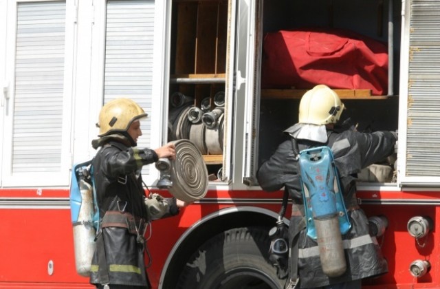 Трима души пострадаха при пожари във Варна