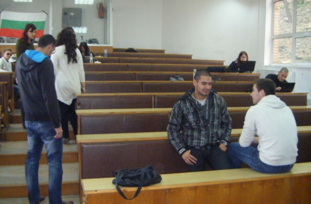 Студентите във Великотърновския университет преминаха към ефективна окупация