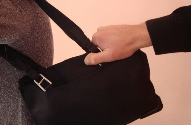 Задържаха двама за кражба на 20 000 лева