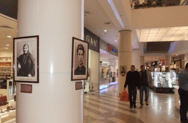 Портрети на възрожденци и духовни деятели подредиха във варненски мол