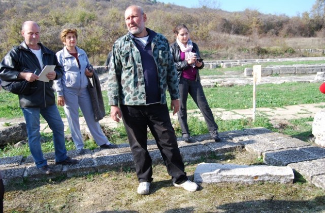 Николай Овчаров показа предполагаемото място на гробa на Цар Петър I