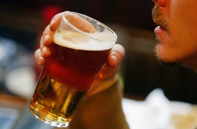 Алкохолици чистят улиците на Амстердам, плащат им с бира
