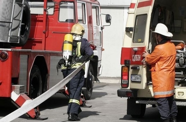 Пожар лумна от хладилник, двама души са обгазени