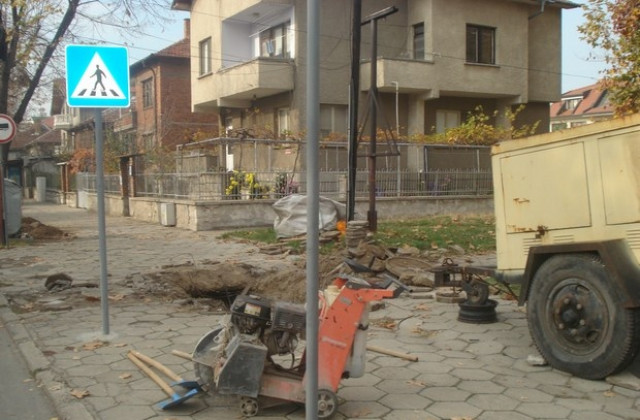 Пропадна тротоар до училище Левски. Зейна дупка с човешки бой