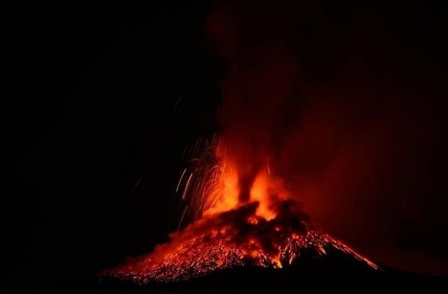 Изригнал вулкан образува малък остров в Япония