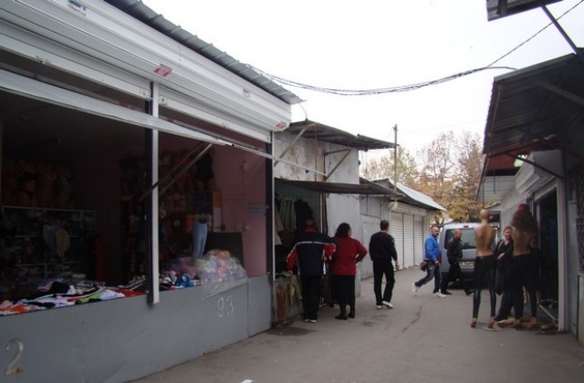 Търговците от пазара в Димитровград и знаят и не знаят за преместването