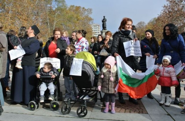 50 студенти в Хасково протестираха против кабинета, 50 майки - против кмета