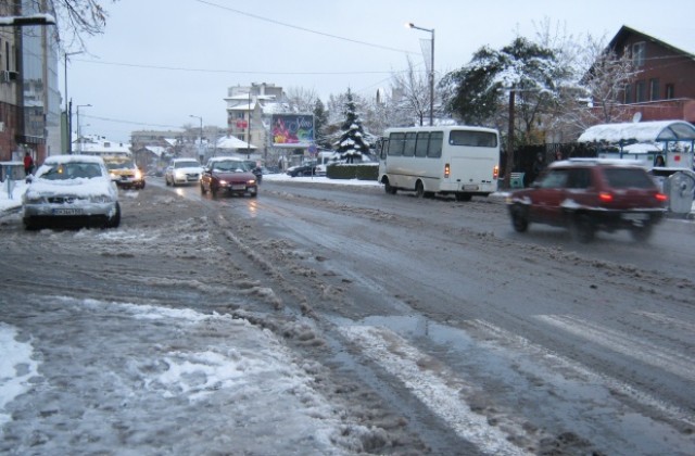 Улиците в Дупница са проходими, 30 см. сняг в Сапарева баня