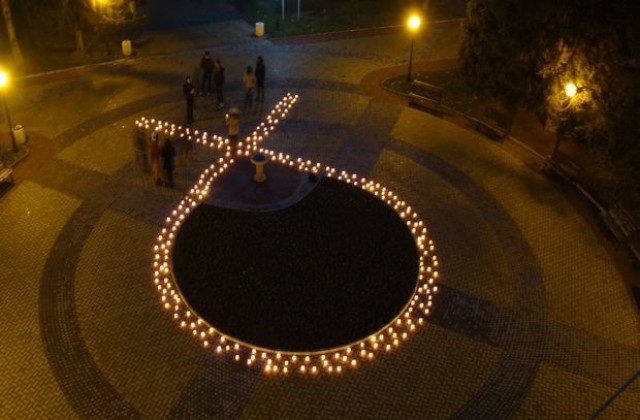 Със 120 свещи нарисуваха символа за борба със СПИН
