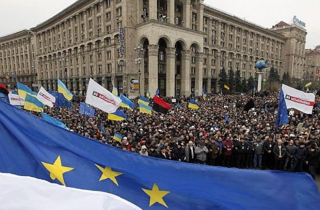Хиляди обсадиха сградата на правителството в Киев