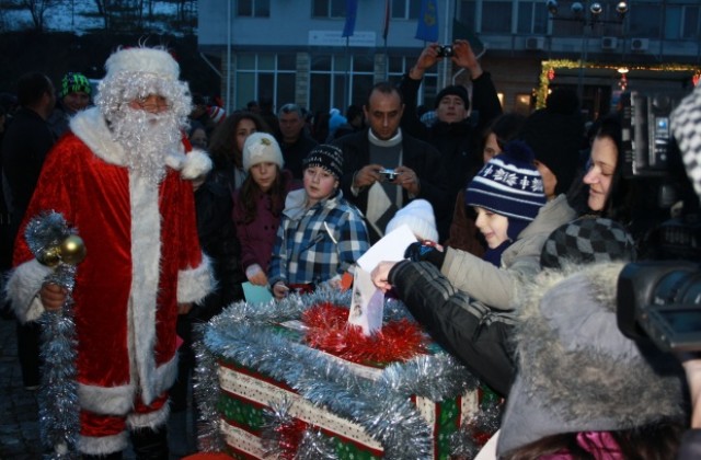 Стотици деца посрещнаха Дядо Коледа в Стражица