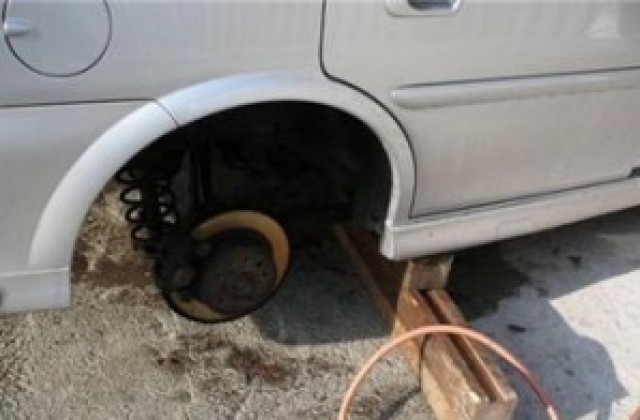 „Форд Торнео”, паркиран на улицата, остана без гуми и джанти