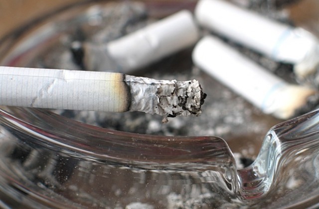 Забраната за пушене не се спазва във Варна, майки палят цигари в мола
