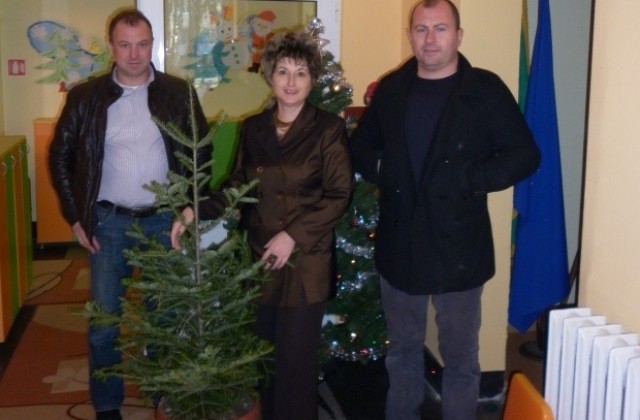 10 коледни дръвчета дариха от ГЕРБ на детски градини в Севлиево