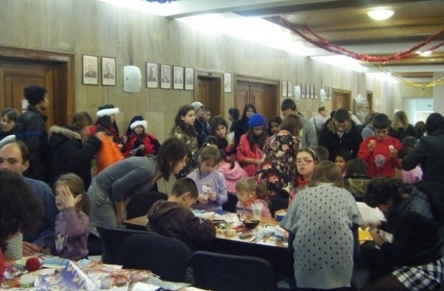 Коледни работилнички отново събират децата пред кметския кабинет във В. Търново