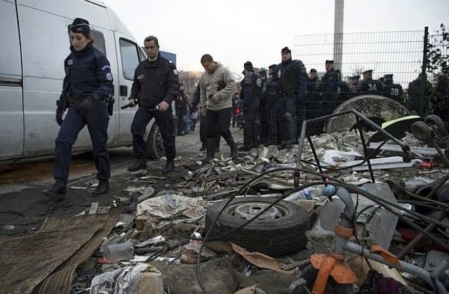 Френски кмет изрази съжаление, че пожарникари спасили жители на ромски лагер