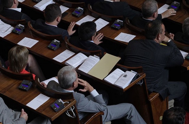 Депутатите преполовиха работата по бюджет 2014, дебатираха до полунощ
