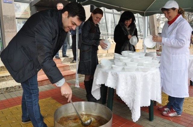 300 порции рибена чорба раздават за Никулден на пазара в Димитровград