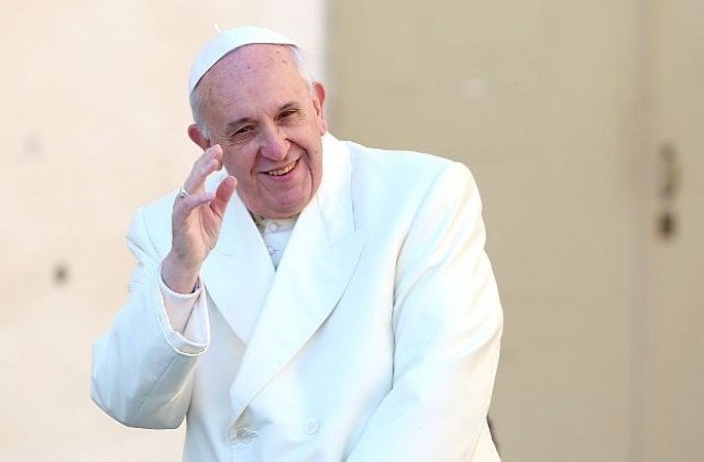Усмихнат восъчен папа Франциск ще се появи в Рим