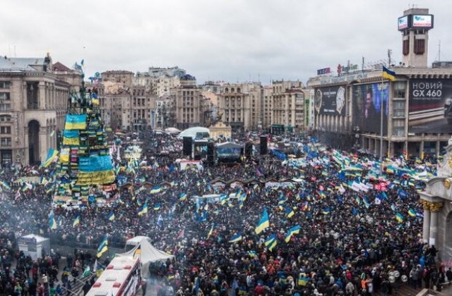 Демонстранти събориха статуя на Ленин в Киев