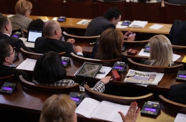 Парламентът решава за намаляването на партийните субсидии