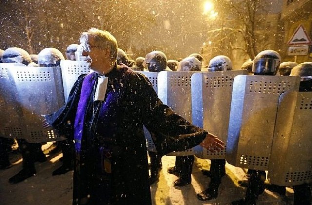 Полиция разгони протестиращи в Киев