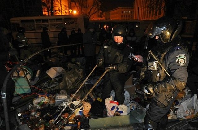 Украинската милиция разтури барикадите на демонстрантите в Киев
