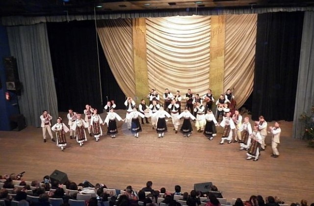 Благотворителен концерт на ансамбъл Пирин препълни зала Яворов
