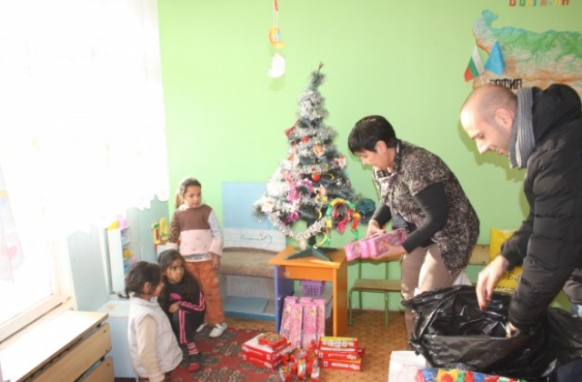 ГЕРБ с подаръци за детски градини в общините Сливен, Твърдица и Котел