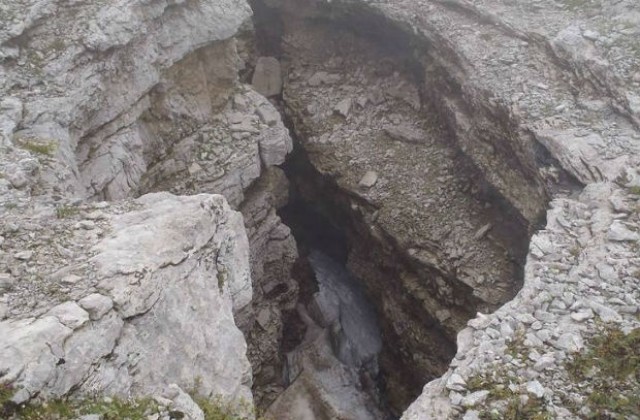 Откриха нова пещера-утроба край Златоград