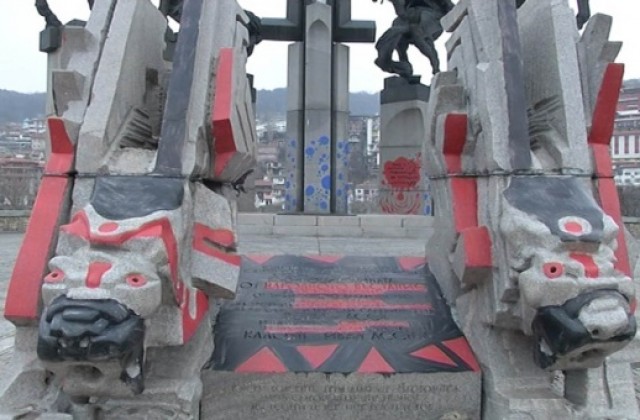 Паметникът на Асеневци отново осъмна изрисуван с графити