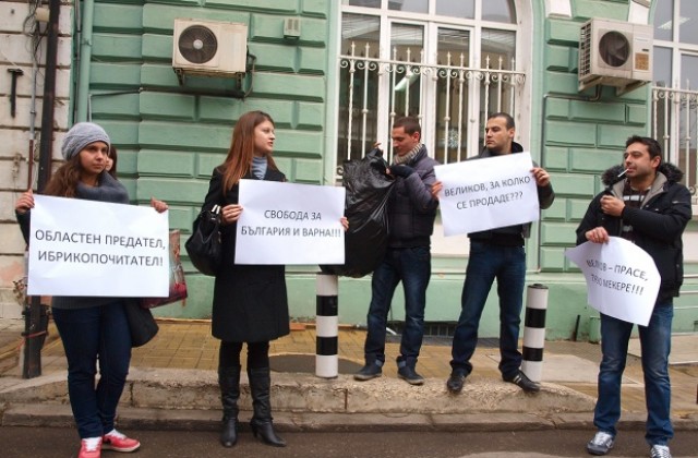 Напрежение в Областна управа, двайсетина варненци поискаха оставката на губернатора (СНИМКИ)