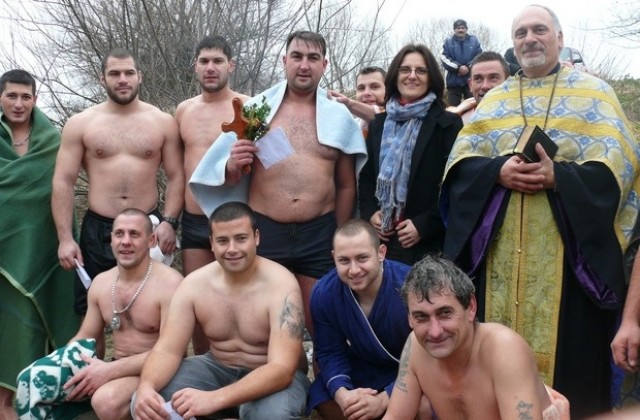 Данаил Николов извади кръста на Йордановден в община Левски.