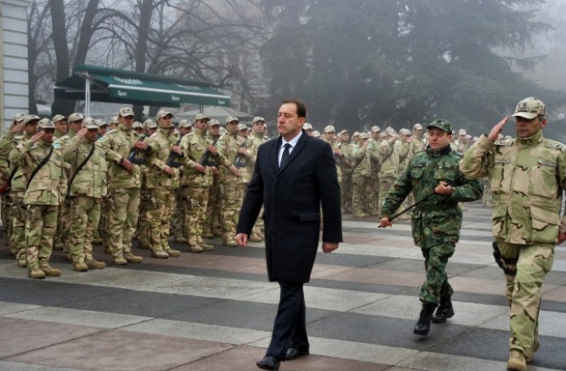 Със своя професионализъм българските военнослужещи утвърждават авторитета на България, заяви военният министър