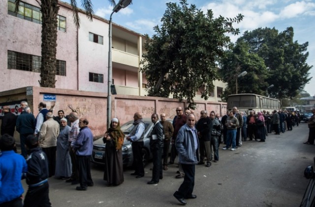 Бомбен атентат в първия ден на референдума в Египет