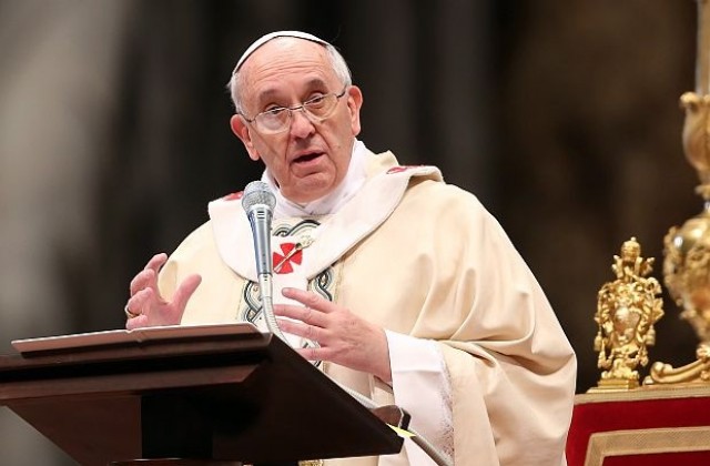 Папата покани сгодените двойки да го посетят на Свети Валентин