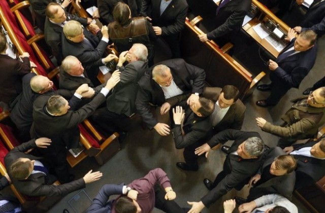 Сблъсъци в украинския парламент след приемането на бюджета (ВИДЕО)