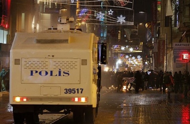5000 полицаи засегнати от чистката след антикорупционната операция в Турция