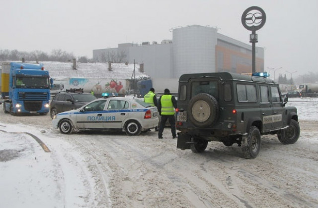 Заради лошото време отбиват камионите, пътуващи към Румъния