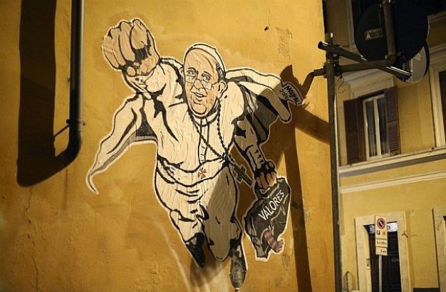 Ватикана качи в Twitter графити на папата като Супермен