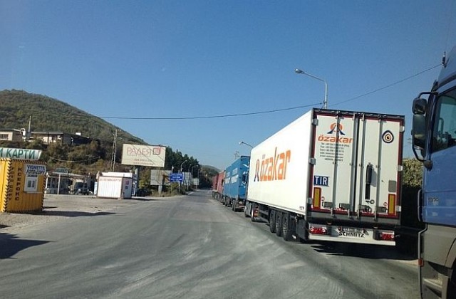 Българо-турската граница остава блокирана до решаване на проблема с разрешителните