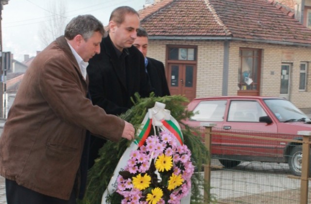 Ръководителите на община Кюстендил се поклониха пред Апостола в Босилеград
