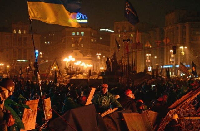В Украйна постигнаха примирие, жертвите от сблъсъците в Киев вече са 28 души