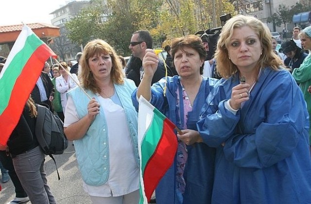 Служителите на РЗИ Варна протестираха, искат увеличение на заплатите