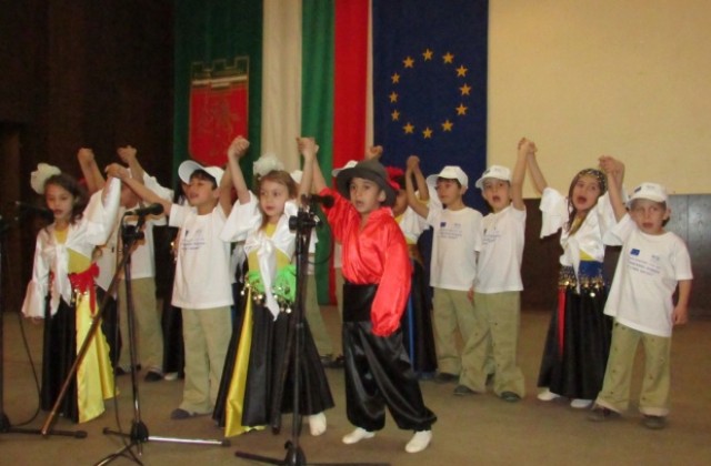 Деца от различни етноси пяха и танцуваха заедно