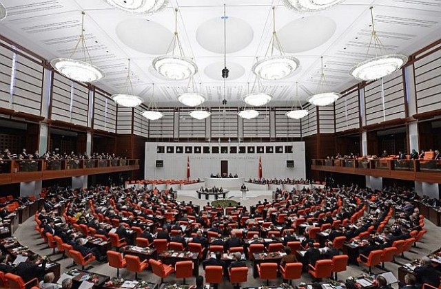 Турски депутати се сбиха