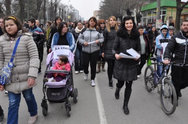 Майки от Харманли излязоха на протест срещу бежанците