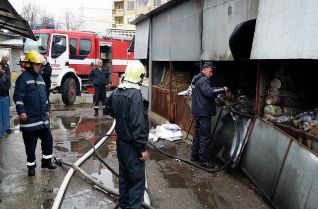 Голям пожар на димитровградския пазар, изгоряха четири павилиона