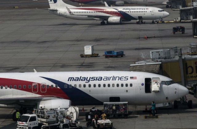 „Боинг”-ът на Малайзийските авиолинии се разпаднал във въздуха?